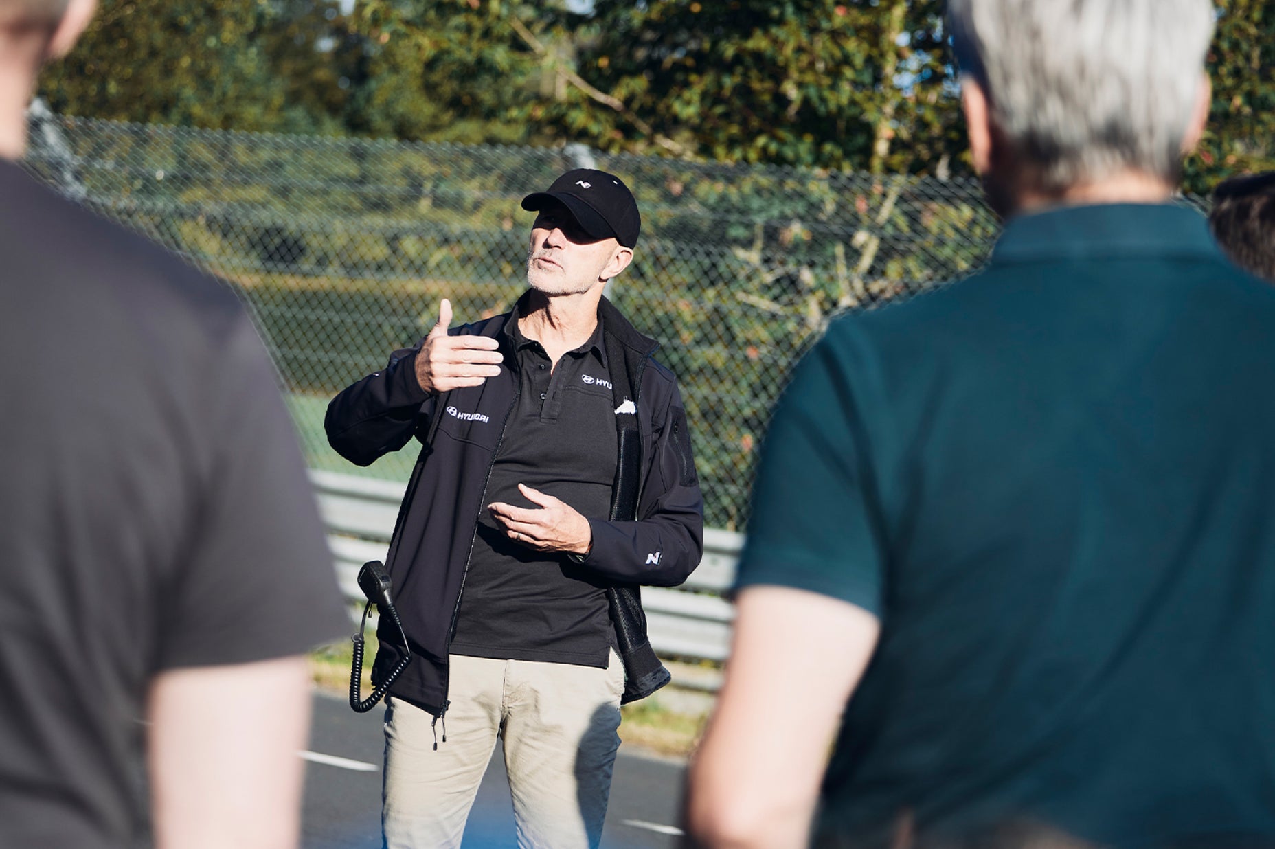 Hyundai Driving Experience-Leiter gibt Anweisungen
