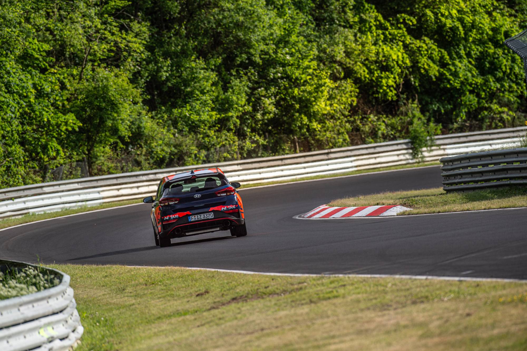 Hyundai N Taxi i30N fährt auf der Nordschleife
