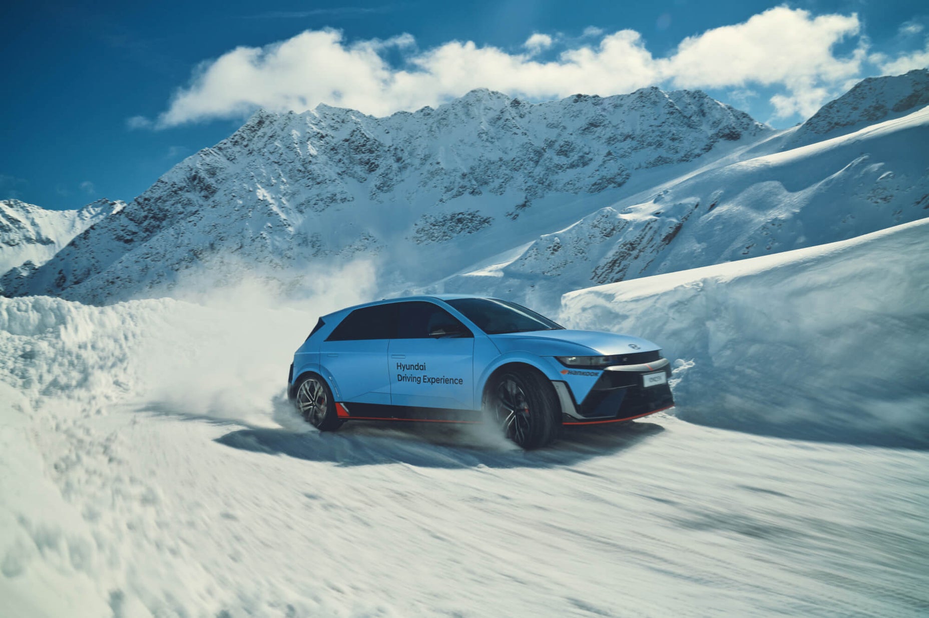 Hyundai IONIQ 5 N fährt auf einer verschneiten Straße in Sölden
