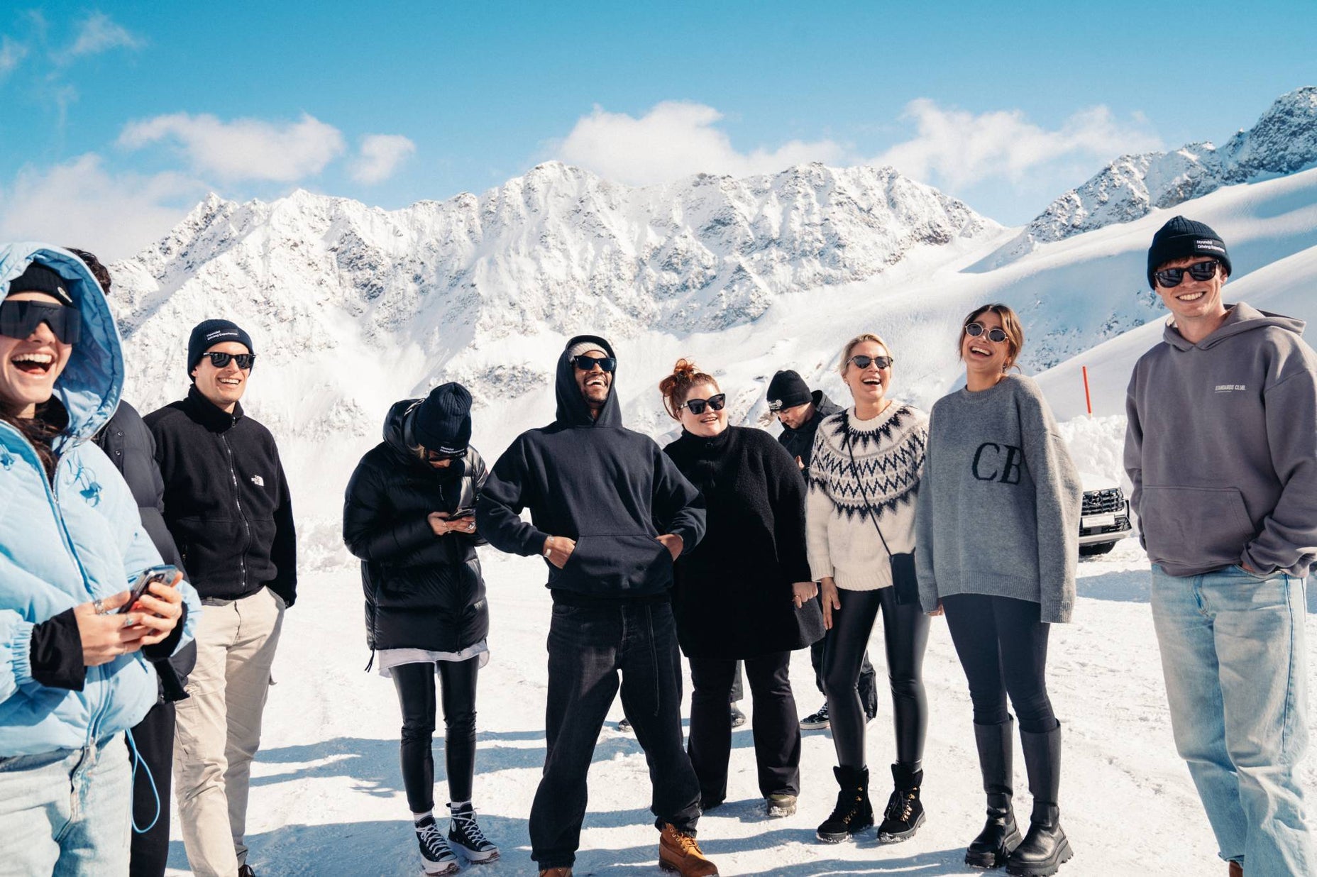 Menschen lachen im Schneebergin Sölden
